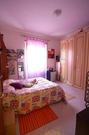 مكتب وستائر تعتيم ومكواة/لوح كي وواي فاي مجانًا