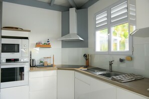 冷蔵庫、電子レンジ、オーブン、コンロ