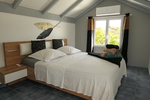 Une chambre moderne avec un lit, une table de chevet et une fenêtre avec des rideaux.