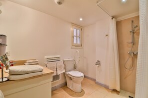 Douche, sèche-cheveux, serviettes fournies, savon