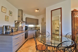 ثلاجة، ميكروويف، فرن، موقد طهي مسطح