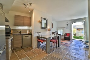 Een koelkast, een magnetron, een oven, een kookplaat