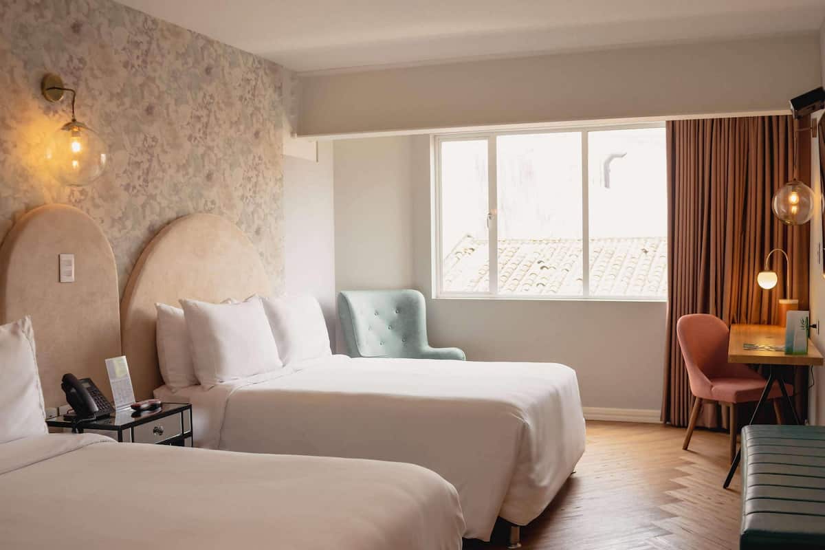 Habitación Premium, 2 camas dobles, no fumadores | 1 dormitorio, minibar, caja fuerte y escritorio
