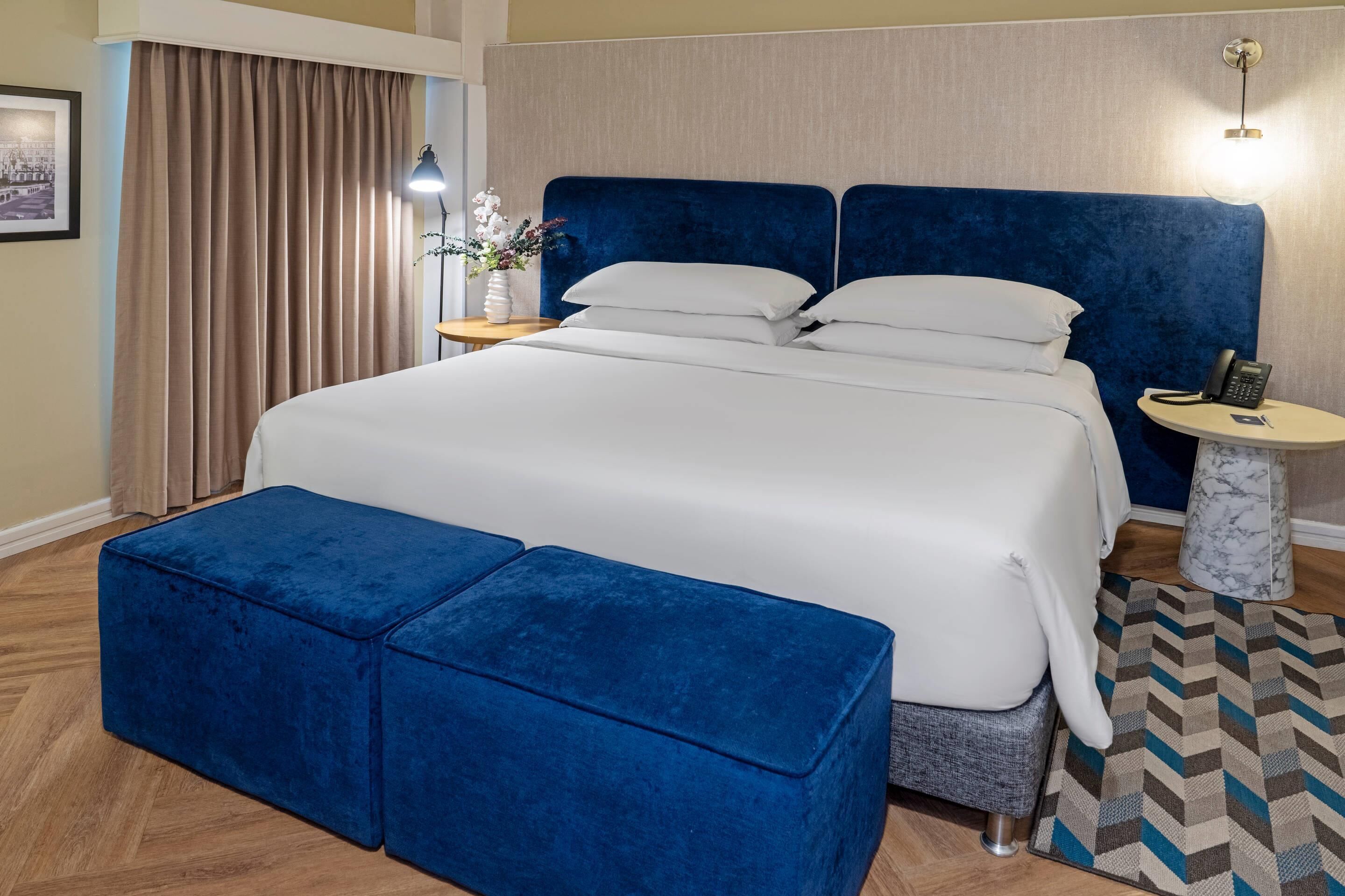 Premium Room, 1 King Bed, Non Smoking | Minibar, in-room safe, desk, blackout drapes