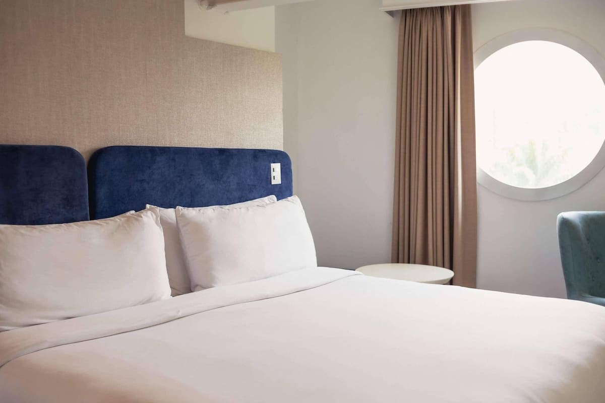 Studio Suite, 1 King Bed, Non Smoking, Balcony
