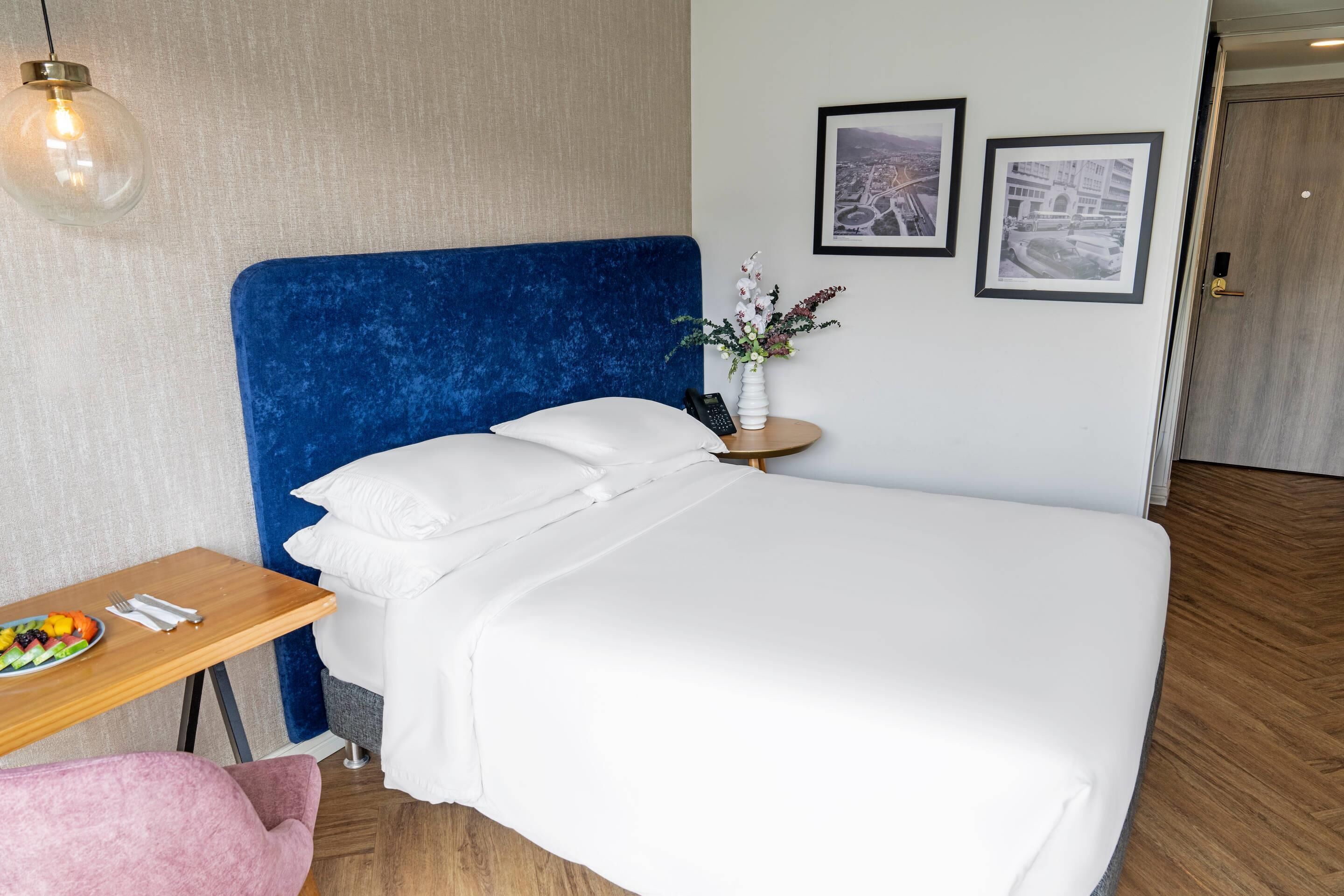 Habitación, 1 cama Queen size, para no fumadores, balcón | Minibar, caja de seguridad en la habitación y escritorio 