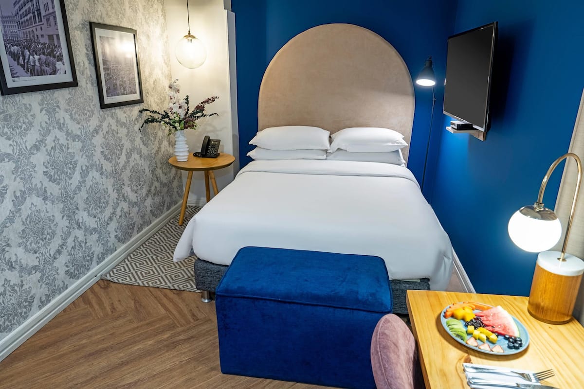 Room, 1 Queen Bed, Non Smoking | Minibar, in-room safe, desk, blackout drapes