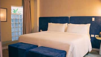 Premium Room, 1 King Bed, Non Smoking | 1 bedroom, minibar, in-room safe, desk