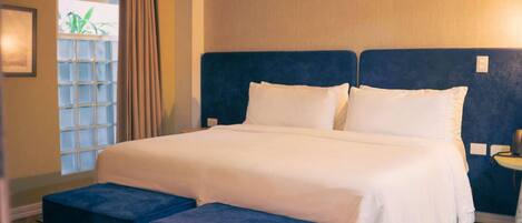 Premium Room, 1 King Bed, Non Smoking | 1 bedroom, minibar, in-room safe, desk