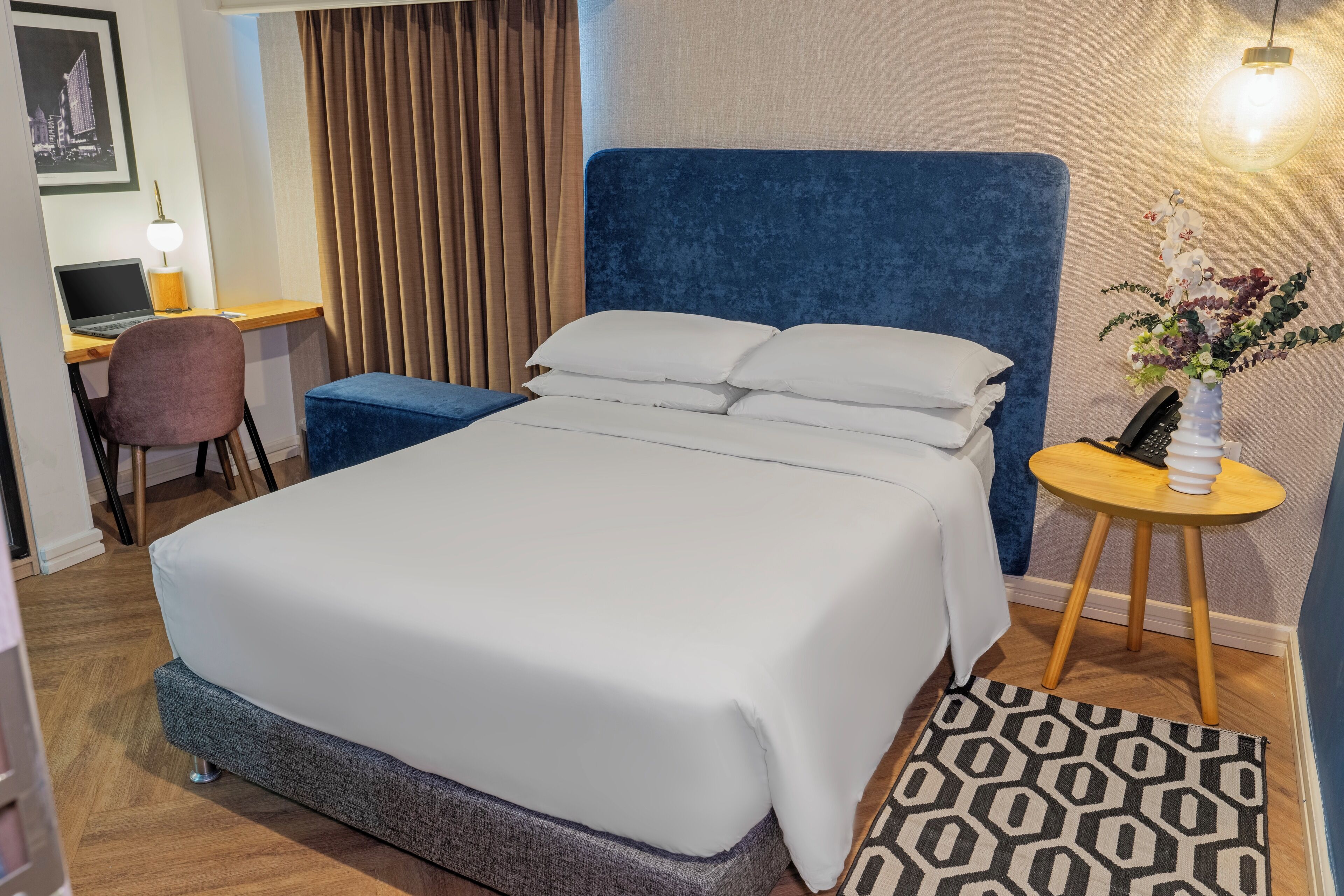 Minibar, Zimmersafe, Schreibtisch, Verdunkelungsvorhänge