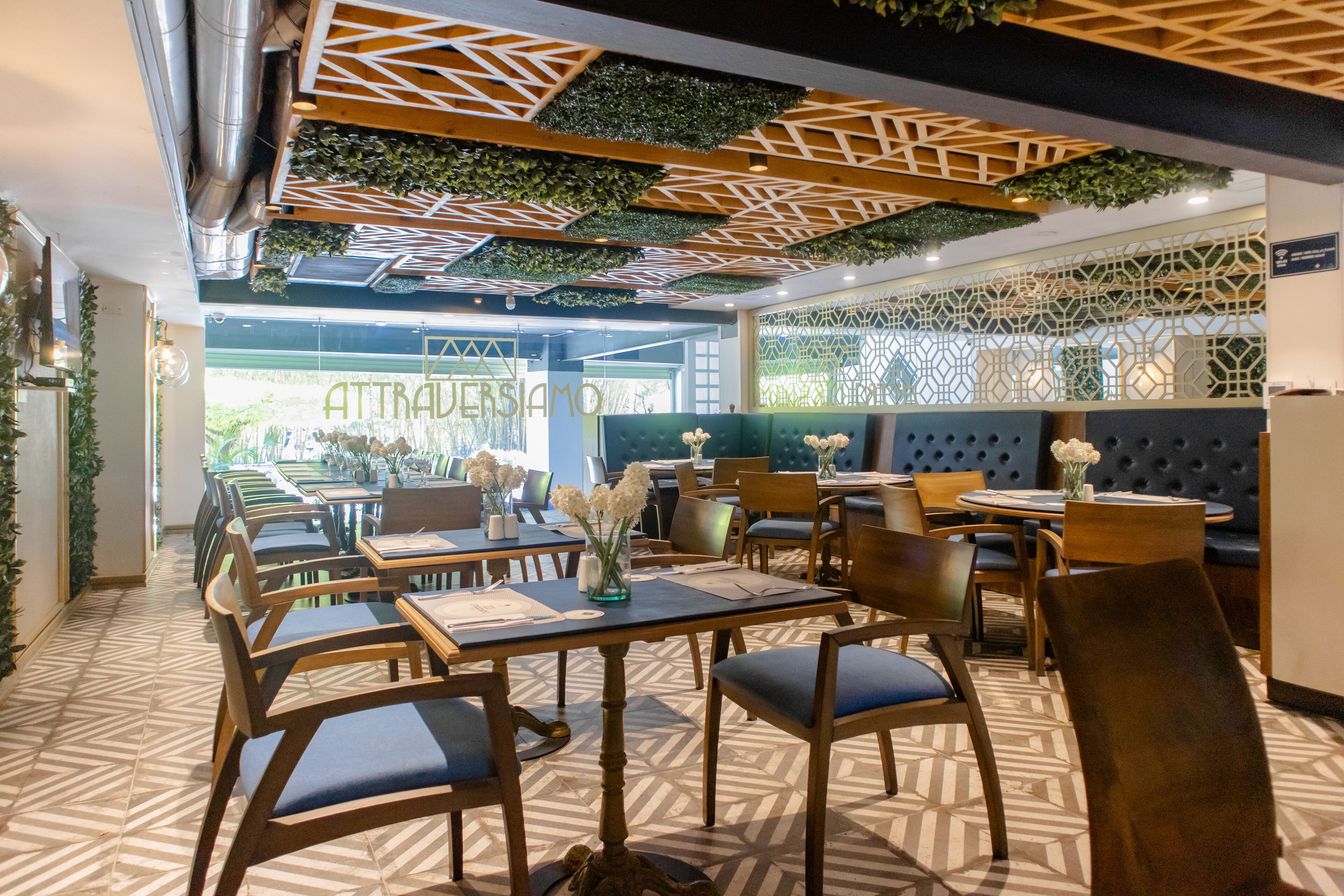 供应早餐、午餐和晚餐，意大利菜