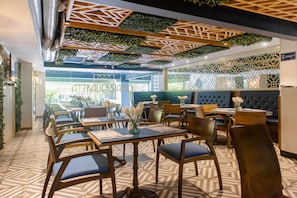 Aperto a colazione, pranzo e cena, cucina italiana