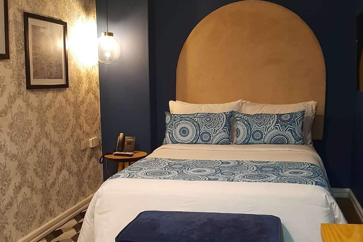 Habitación, 1 cama de matrimonio, no fumadores | 1 dormitorio, minibar, caja fuerte y escritorio
