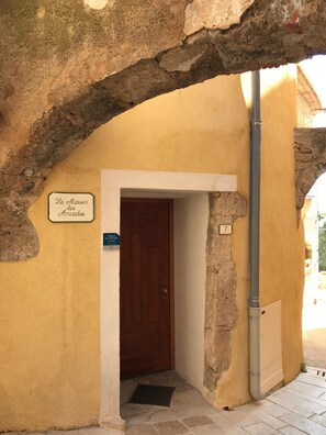 تفاصيل الفندق من الخارج