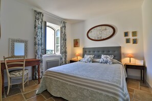 2 chambres, coffres-forts dans les chambres, fer et planche à repasser