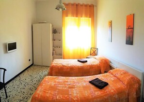 Double or Twin Room, Shared Bathroom | Premium bedding, free WiFi, bed sheets - MamaBed (Naples)