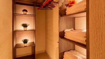 Holiday House, 3 bedrooms, 3 bathrooms, living room, and kitchen | Badkamer | Een douche, een regendouche, handdoeken