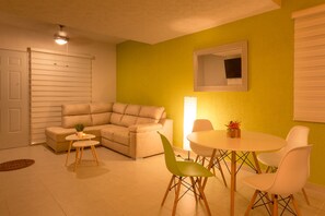 Holiday House, 3 bedrooms, 3 bathrooms, living room, and kitchen | Salle de séjour | Téléviseur à écran plat de 32 po avec télévision par satellite