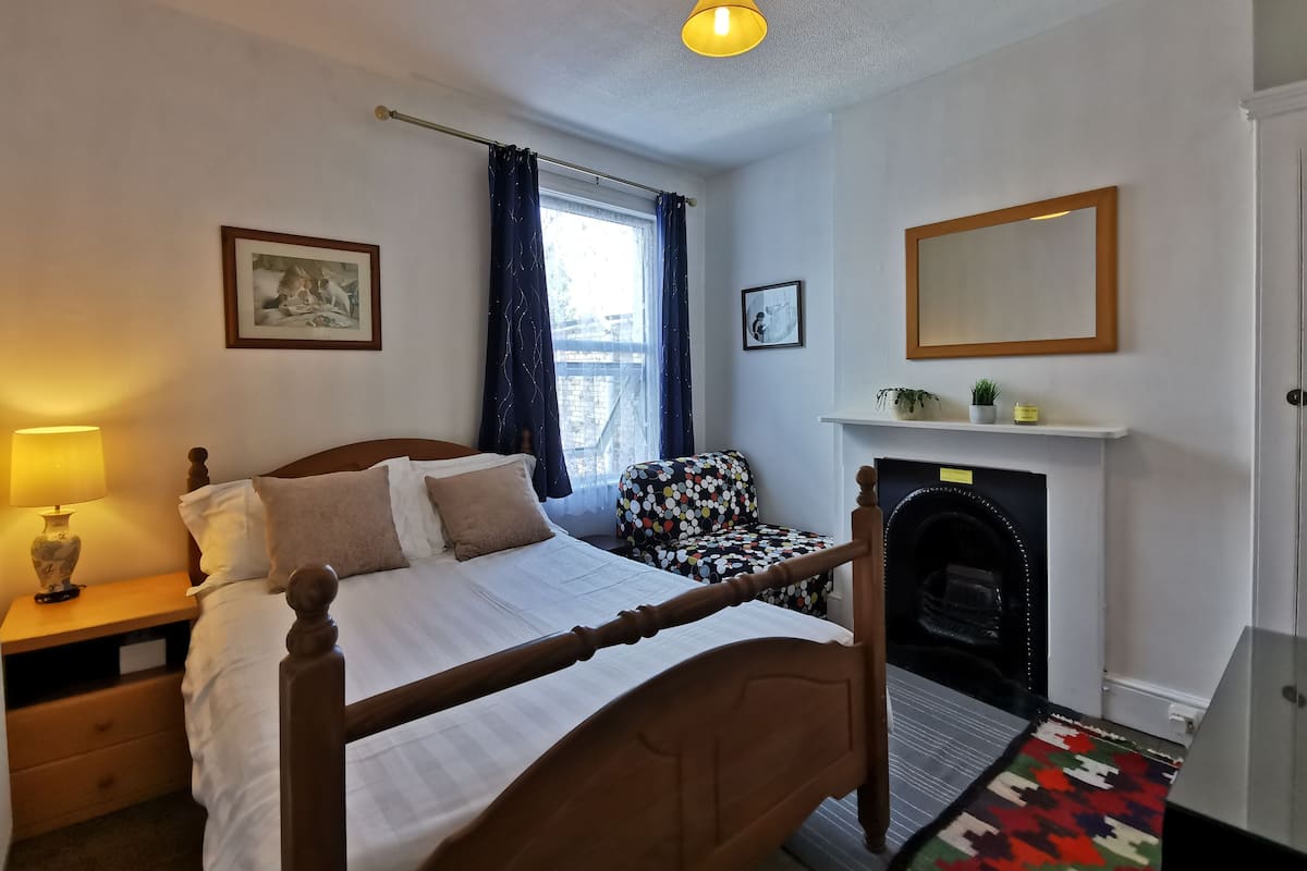 Double Room with Private External Bathroom | Individueel gedecoreerd, individueel gemeubileerd