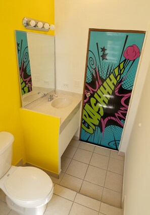 Douche, articles de toilette gratuits, peignoirs, serviettes fournies