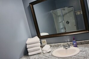 Deluxe Cabin, 2 Queen Beds, Non Smoking | Bathroom | Shower, towels, shampoo - Arctic Dragonfly Inn (Healy)