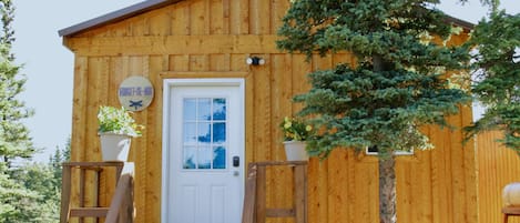 Deluxe Cabin, 2 Queen Beds, Non Smoking | Individually decorated, individually furnished, blackout curtains