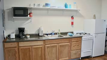 Deluxe Cabin, 2 Queen Beds, Non Smoking | Private kitchen | Fridge, microwave, oven, stovetop