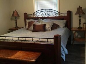 3 bedrooms, iron/ironing board, travel crib, free WiFi - Comfortable 3BR/2Bath in Historic Downtown Cleveland TN (Cleveland)