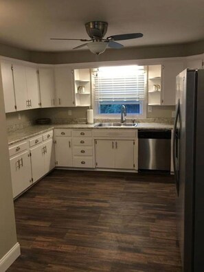 Kjøleskap, mikrobølgeovn, ovn og kokeplater