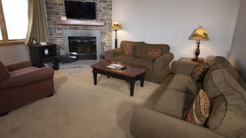 Suite, 2 habitaciones (Kettle Brook, Ski In/Out) | Sala de estar | Televisión LCD de 47 pulgadas con canales por cable y televisión