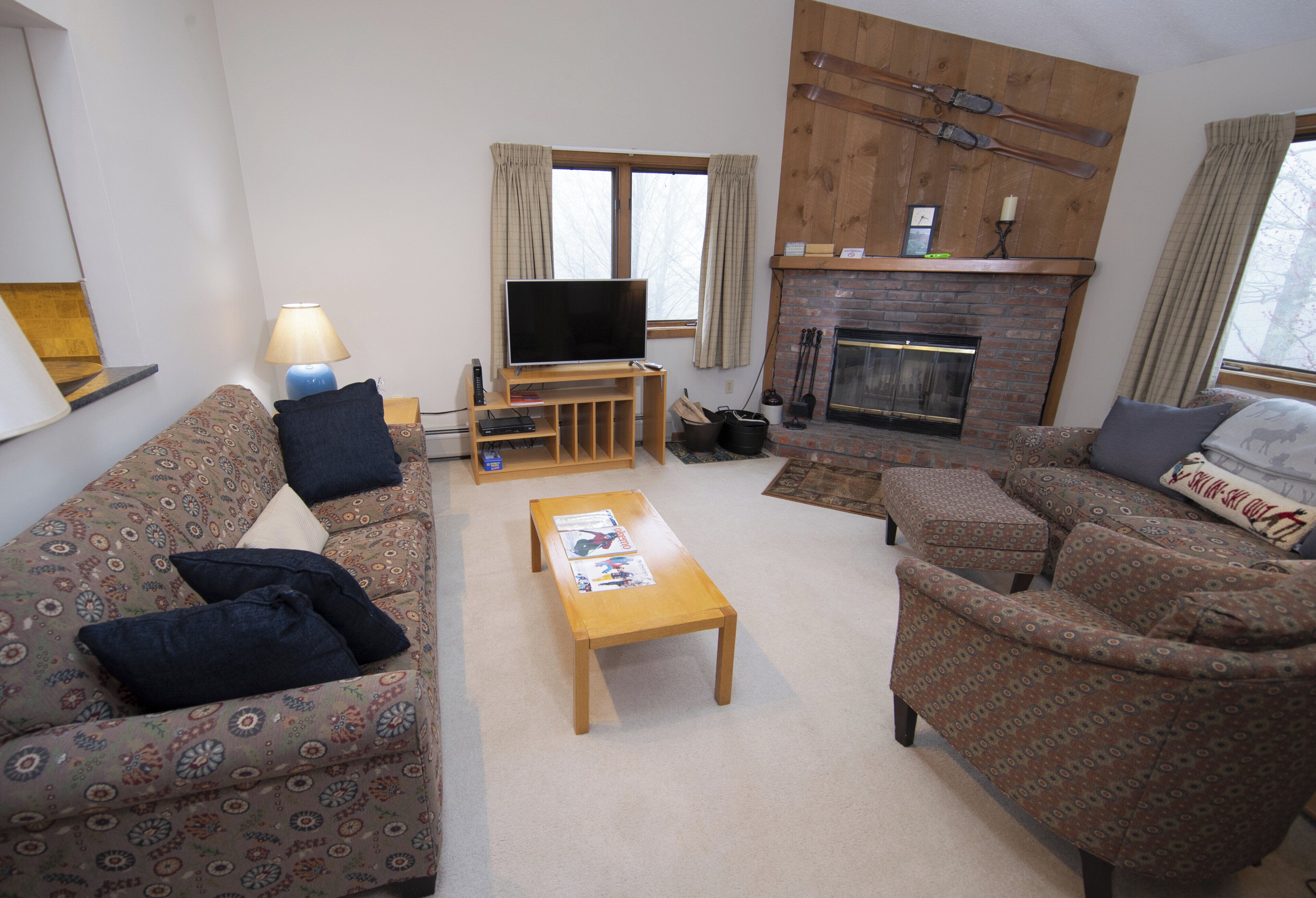 Room, 2 Bedrooms (Kettle Brook, Ski In) | Living area