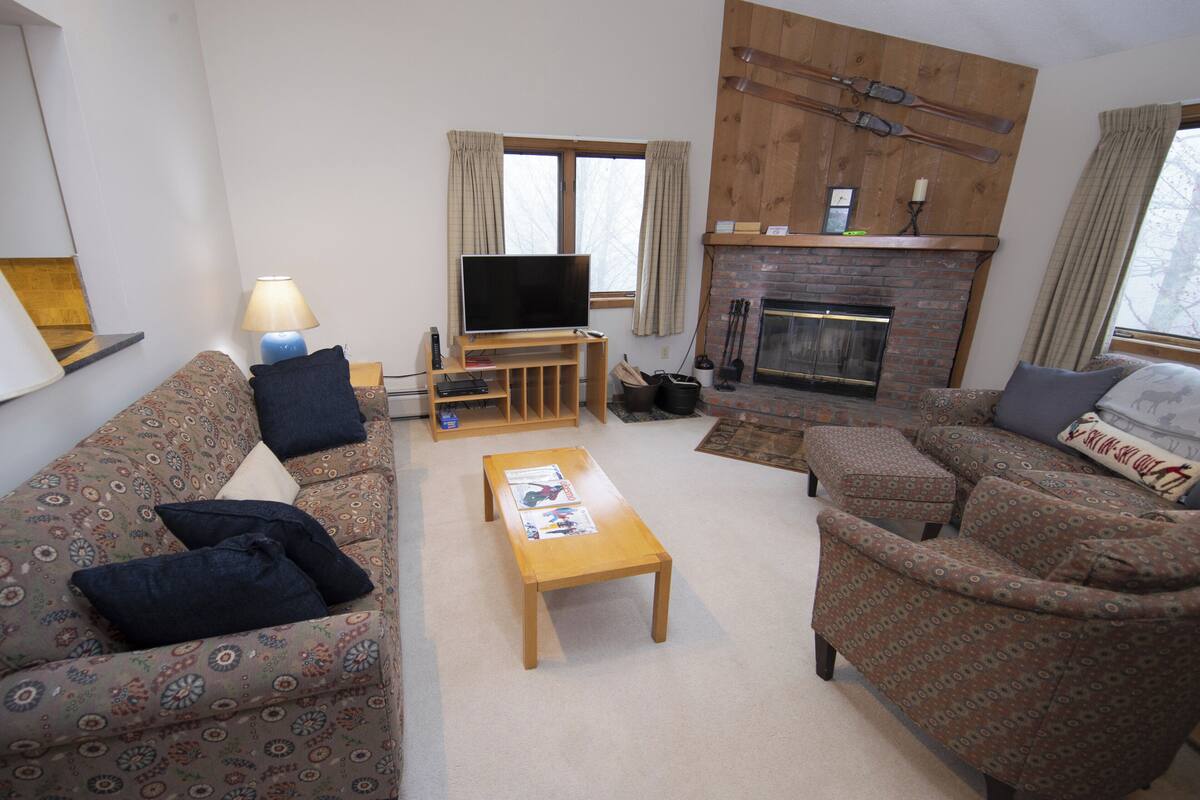 Room, 2 Bedrooms (Kettle Brook, Ski In) | Living area