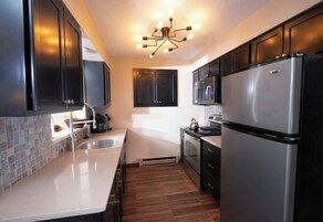 Room, 2 Bedrooms, Mountainside (Kettle Brook) | Private kitchen | Full-size fridge, microwave, oven, stovetop
