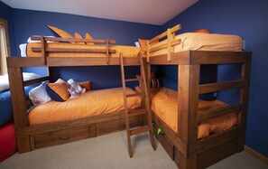 Kettle Brook Three Bedroom 2 Bath Ski In/Out | Premium bedding, individually decorated, individually furnished - Okemo Mountain Lodging  by Vail Resorts (Ludlow)