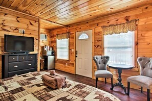Blackout curtains, iron/ironing board, free WiFi, bed sheets - Smoky Mountain Pool Lodge (Pigeon Forge)
