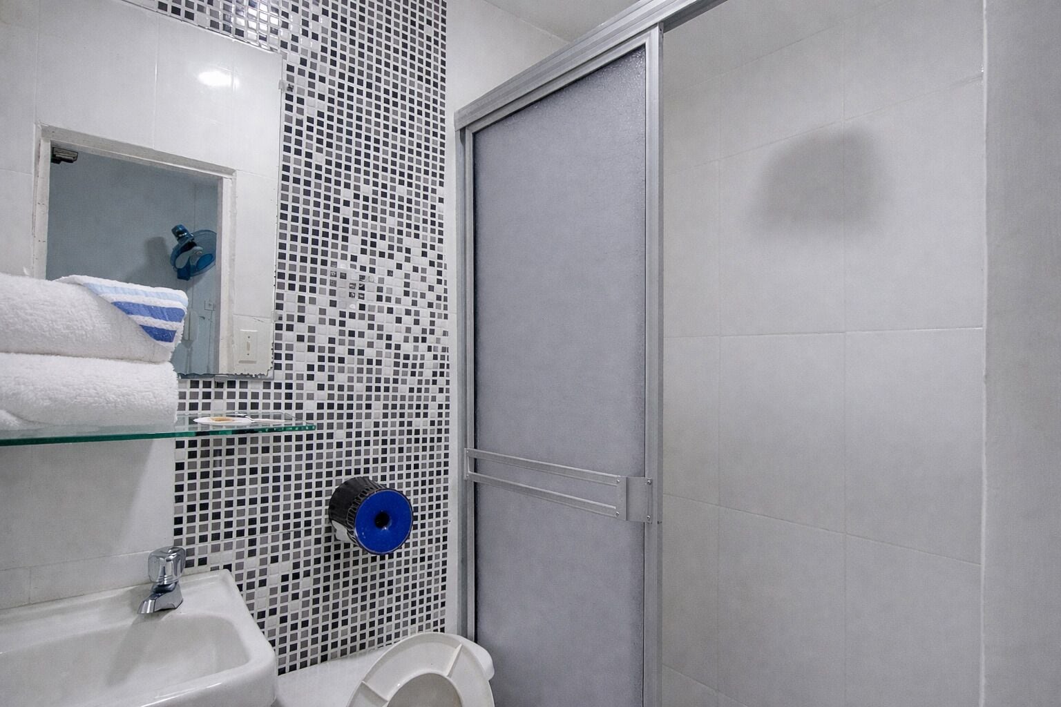 Kamar Double Desain untuk 1 Orang, 1 Tempat Tidur Double, Bebas Asap Rokok | Kamar mandi | Shower, perlengkapan mandi desainer, pengering rambut, dan handuk