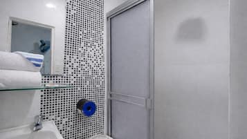 Kamar Double Desain untuk 1 Orang, 1 Tempat Tidur Double, Bebas Asap Rokok | Kamar mandi | Shower, perlengkapan mandi desainer, pengering rambut, dan handuk