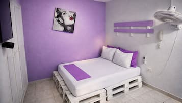Habitación doble de diseñador, 1 cama matrimonial, para no fumadores | Minibar, espacio para trabajar con laptop, insonorización y wifi gratis