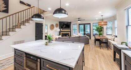 Pet friendly Reynolds Lake Oconee Retreat with Common Areas and Dock Access.