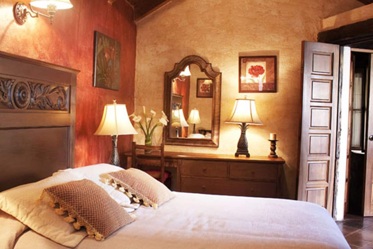 deluxe double room, 1 queen bed, non smoking | in-room safe, desk, free wifi, bed sheets