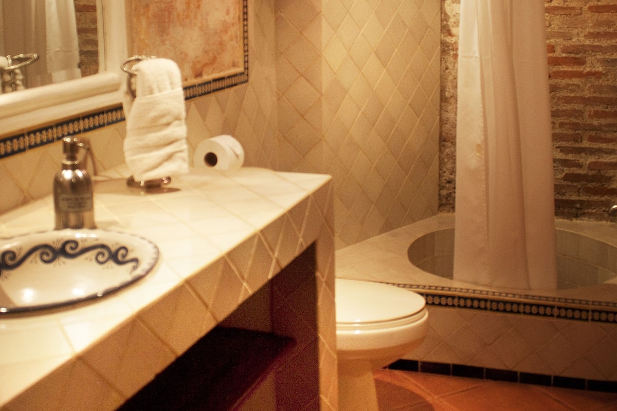 deluxe double room, 2 queen beds, non smoking | bathroom | towels