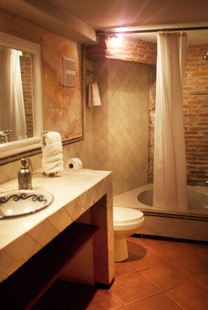 Deluxe Double Room, 2 Queen Beds, Non Smoking | Bathroom | Towels - Hotel Meson de Maria (Antigua Guatemala)