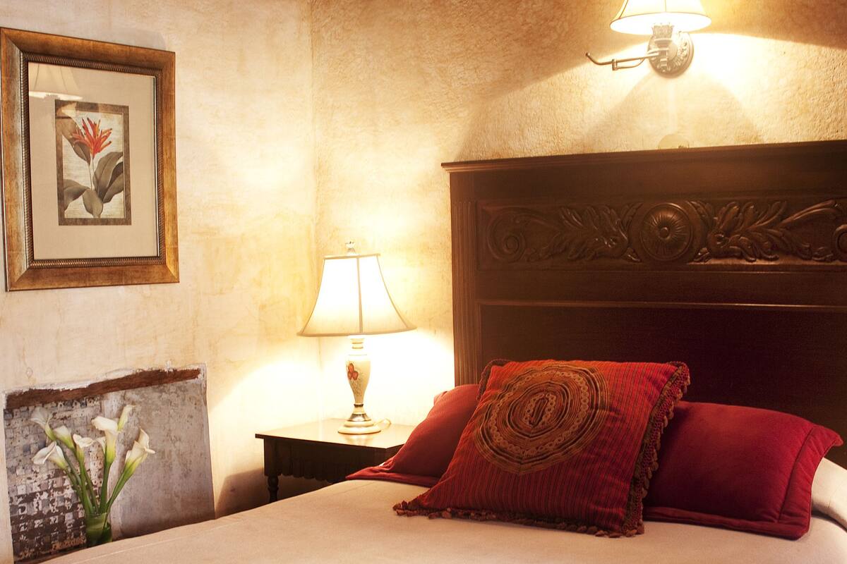 Standard Room, 1 Queen Bed, Non Smoking | In-room safe, desk, free WiFi, bed sheets