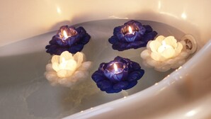 Una banyera amb espelmes amb forma de flors.