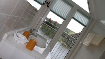 Douche, serviettes fournies, savon, shampoing