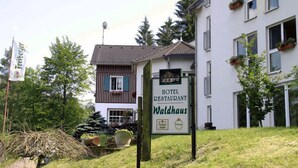 A hotel with a sign indicating it has a restaurant. - Waldhaus Lauenhain (Mittweida)