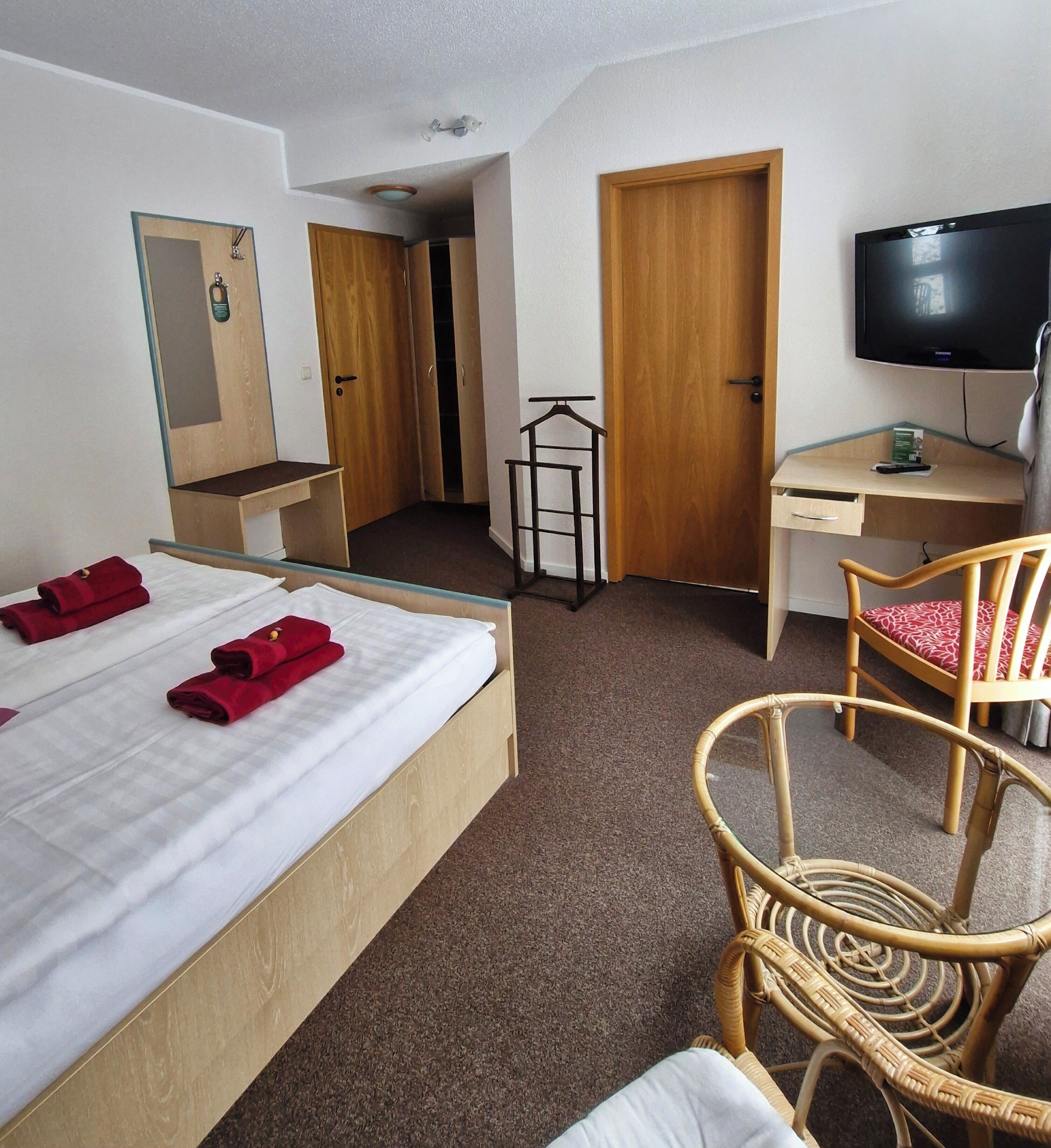 Free cribs/infant beds, free WiFi