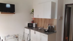 Suite, 1 habitación | Cocineta privada | Cafetera de espresso y cafetera y tetera 