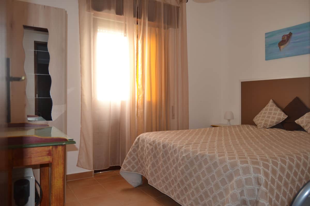 Departamento, 2 habitaciones, Terraza | Cortinas blackout, tabla de planchar con plancha y wifi gratis