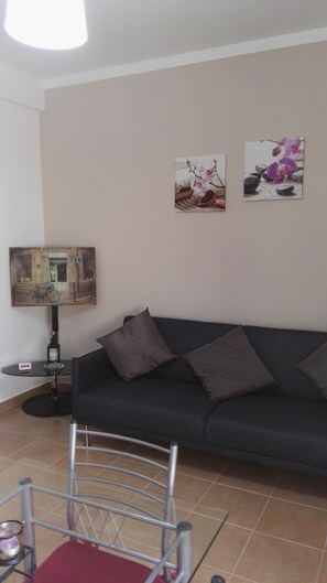 Sviitti, 1 makuuhuone | Olohuone | 30–senttinen LCD-televisio, jossa kaapelikanavat